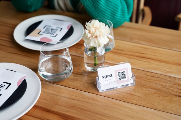 Notas de código qr de alto ángulo en el restaurante