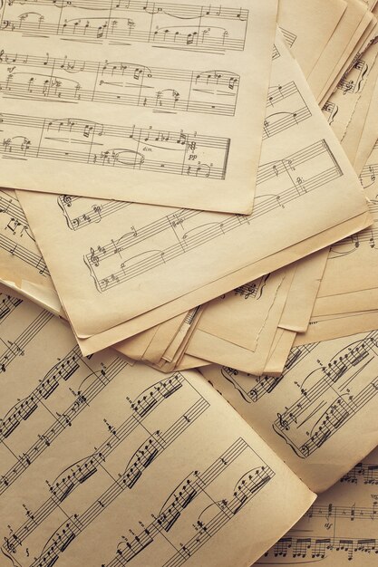 Notas musicales en viejas hojas de papel vintage