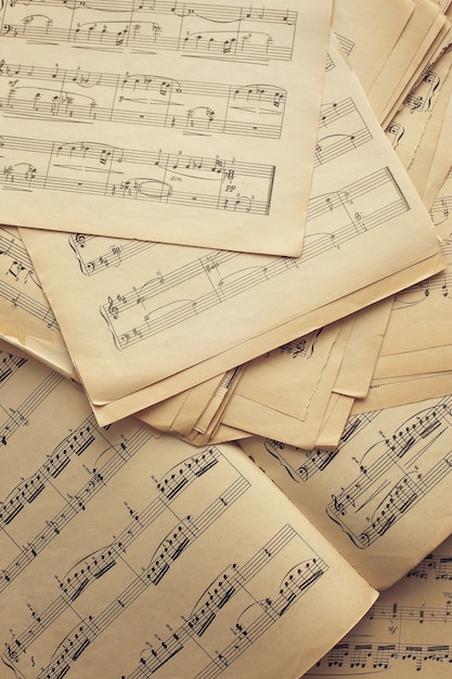 Notas musicales en viejas hojas de papel vintage