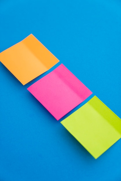 Notas de papel en tres colores