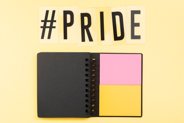 Notas post-it del Día Mundial del orgullo feliz