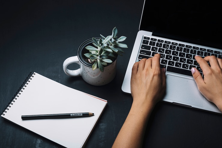 Photo Gratis notepad and laptop concept