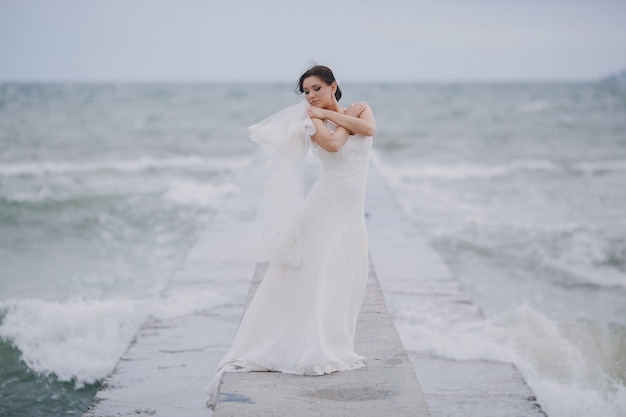 Foto gratuita novia abrazándose en el mar