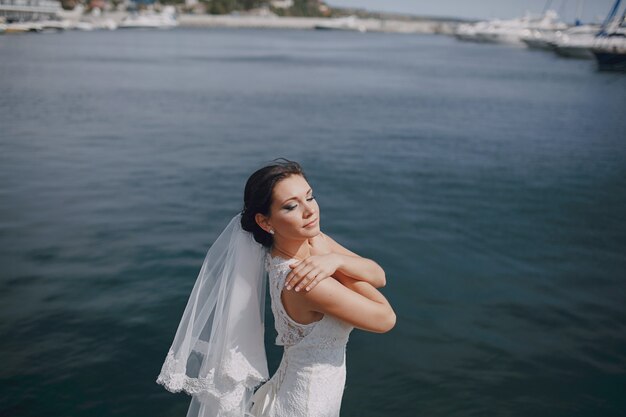 Novia abrazándose a si misma en el mar