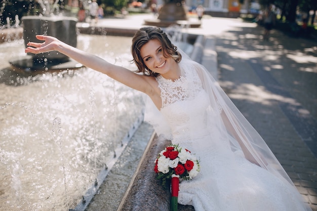 Novia alegre jugando con el agua