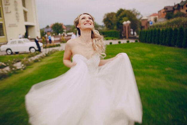 Novia alegre mirando al cielo