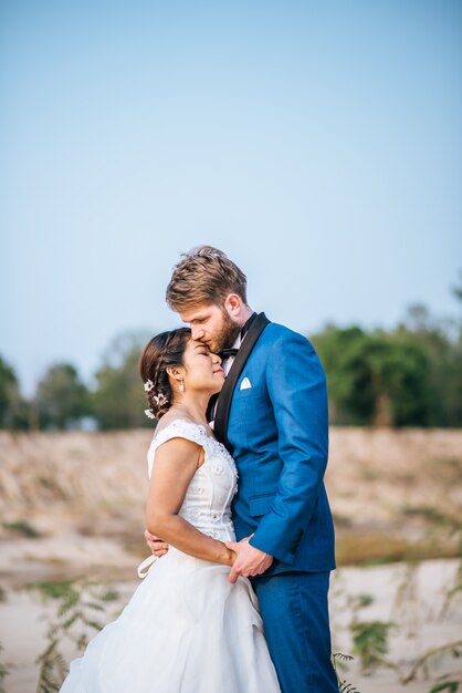 Novia asiática y novio caucásico tienen tiempo de romance y felices juntos