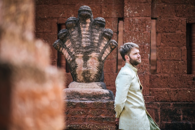 Foto gratuita novia asiática y novio caucásico tienen tiempo romántico con vestido de tailandia