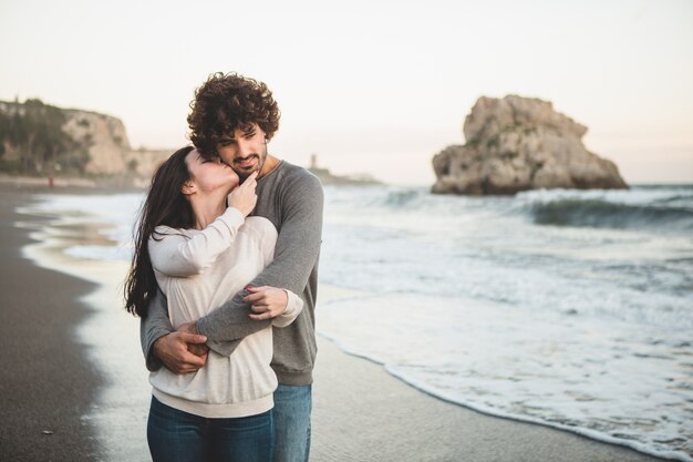 Novia besando a su novio en la mejilla