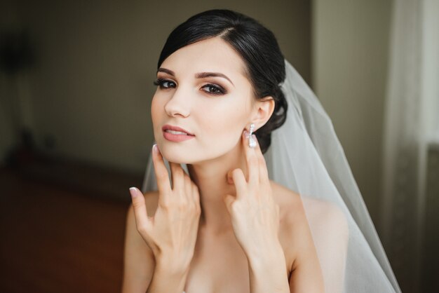 Novia de la boda feliz y preparándose para la boda