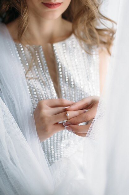 La novia bonita admirando anillos de bodas