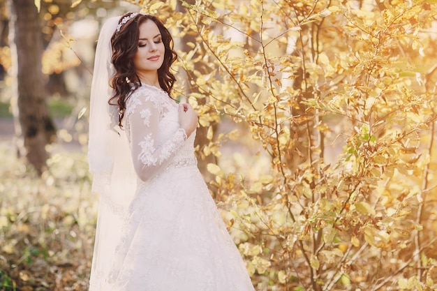 Novia bonita en la naturaleza