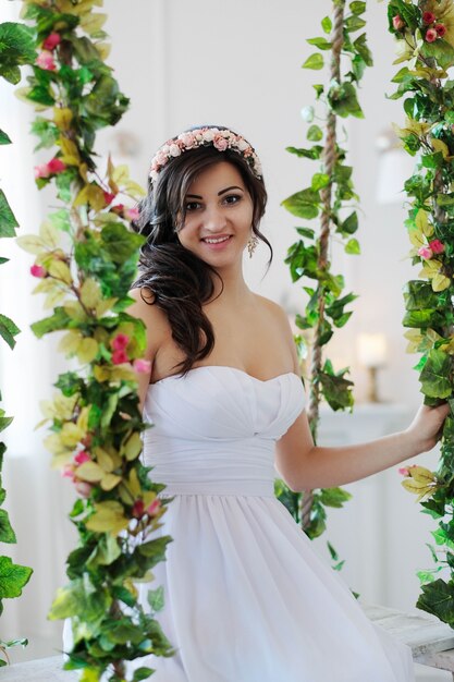 Novia en un columpio floral