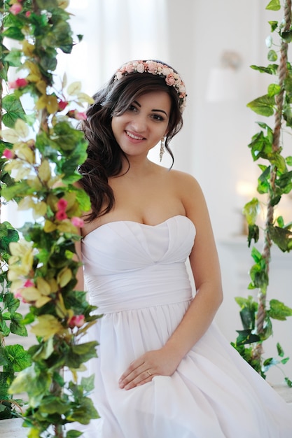 Foto gratuita novia en un columpio con flores