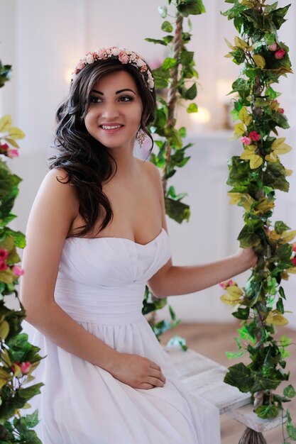 Novia en un columpio con flores