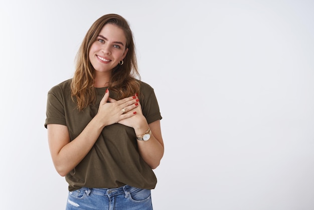 novia confesando amor presionando las manos corazón inclinando la cabeza sonriendo reconfortante ser tocado tiernas palabras