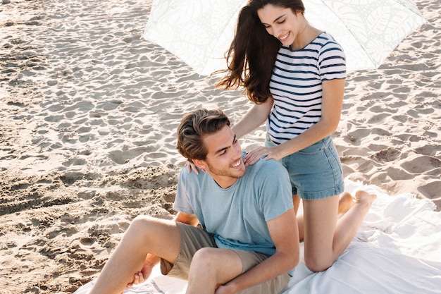 Foto gratuita novia dando masaje en la playa