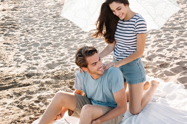 Novia dando masaje en la playa