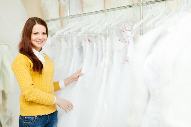 la novia elige un traje de novia en la tienda