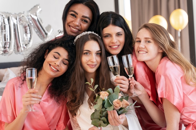 Novia del equipo celebrando antes de la boda