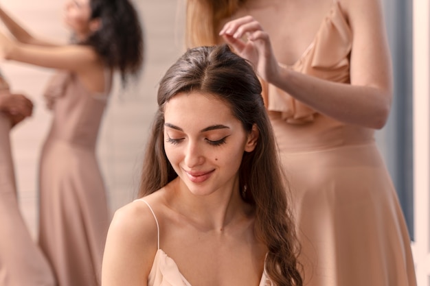 Foto gratuita novia del equipo celebrando antes de la boda