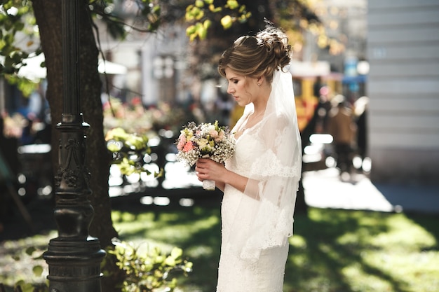 Novia esperando al novio en el centro del casco antiguo