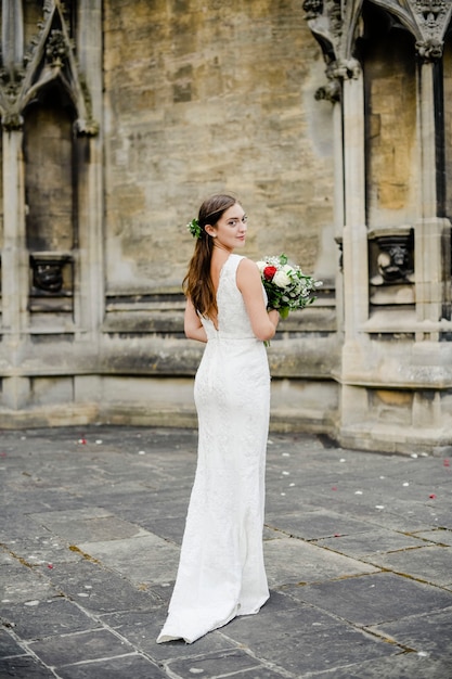 Foto gratuita novia esperando fuera de la iglesia