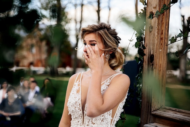 La novia está llorando escuchando el voto de boda del novio