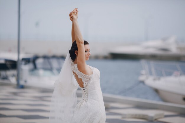 Novia estirándose en el puerto