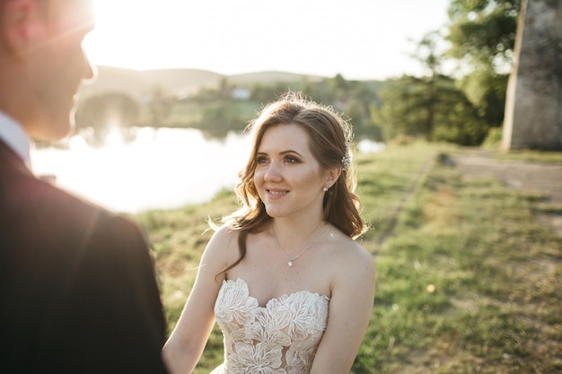 La novia feliz sonríe a su esposo