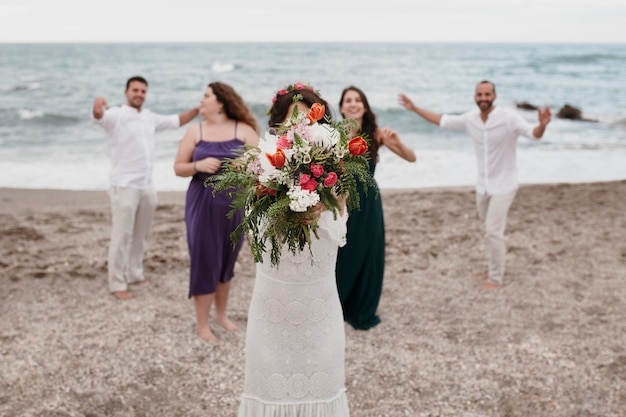 Novia con ganas de lanzar su ramo de flores