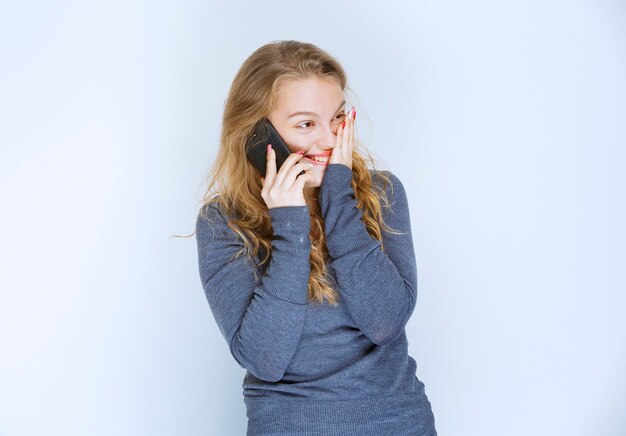 Novia hablando por teléfono con su pareja de una manera bonita.