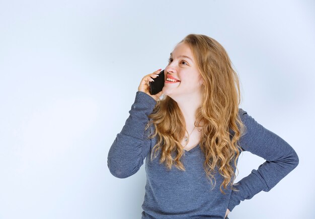 Novia hablando por teléfono con su pareja de una manera bonita.