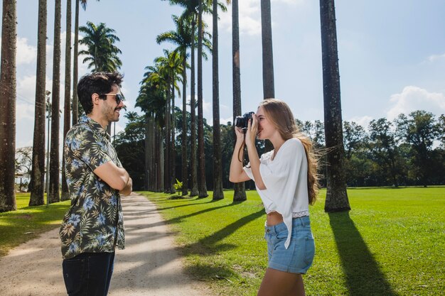 Novia haciendo foto de novio