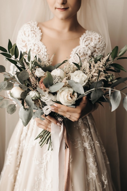 Novia con un increíble vestido de novia con un hermoso ramo