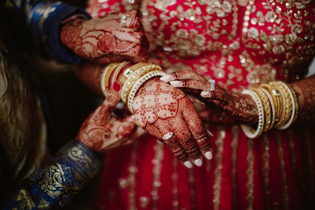 Novia india viste joyas tradicionales para ceremonia de boda