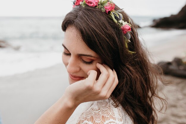 Novia joven en su vestido de novia