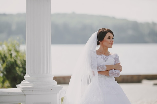 Novia con un lago de fondo