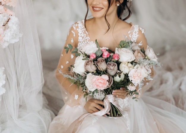 Novia de lujo con un gran ramo de flores