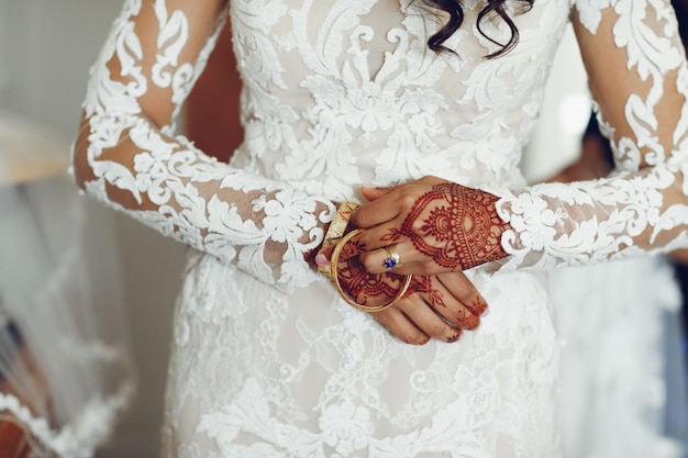 Foto gratuita novia con mehendi