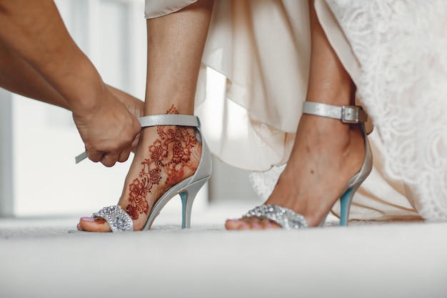 Foto gratuita novia con mehendi