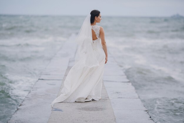 Novia mirando el mar