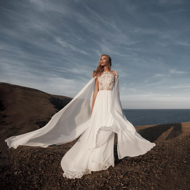 novia de moda en vestido de lujo