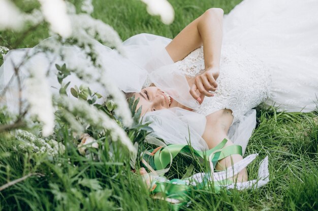 novia de mujer sosteniendo un hermoso ramo de flores