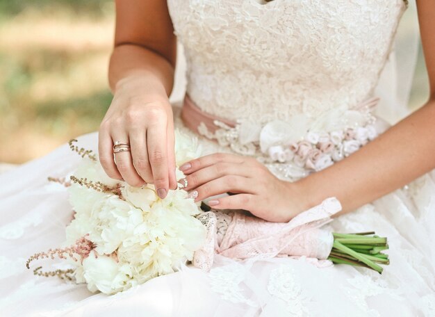 novia de mujer sosteniendo un hermoso ramo de flores