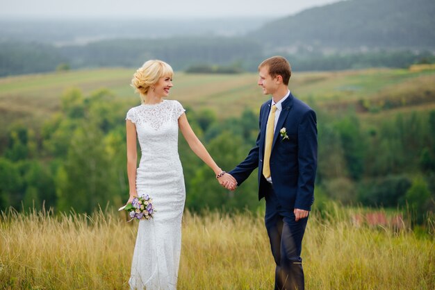 novia y novio al aire libre en la ubicación de la naturaleza. Novios enamorados en el día de la boda.