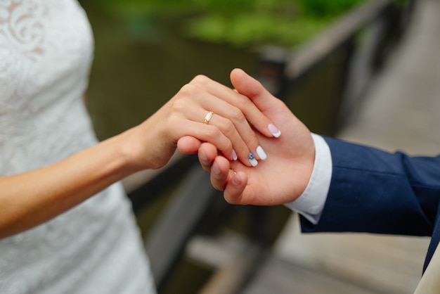 novia y novio al aire libre en la ubicación de la naturaleza. Novios enamorados en el día de la boda.