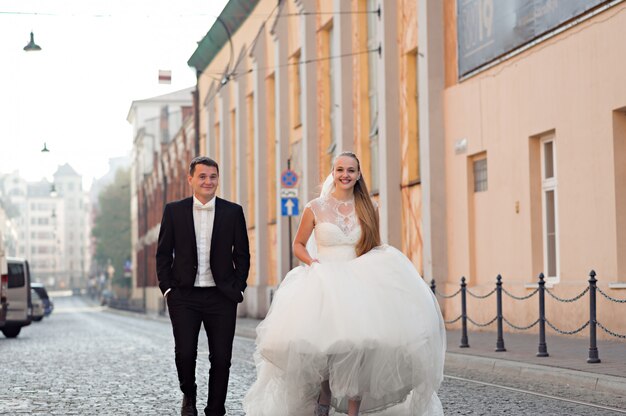 Novia y novio antes de la boda