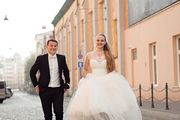 Novia y novio antes de la boda