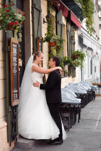 Novia y novio antes de la boda